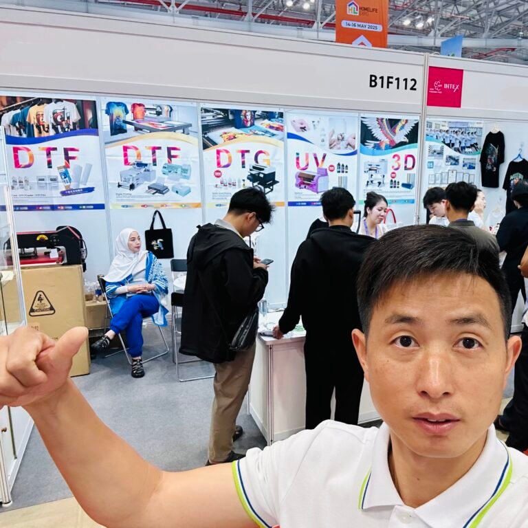 Group photo of customers 11