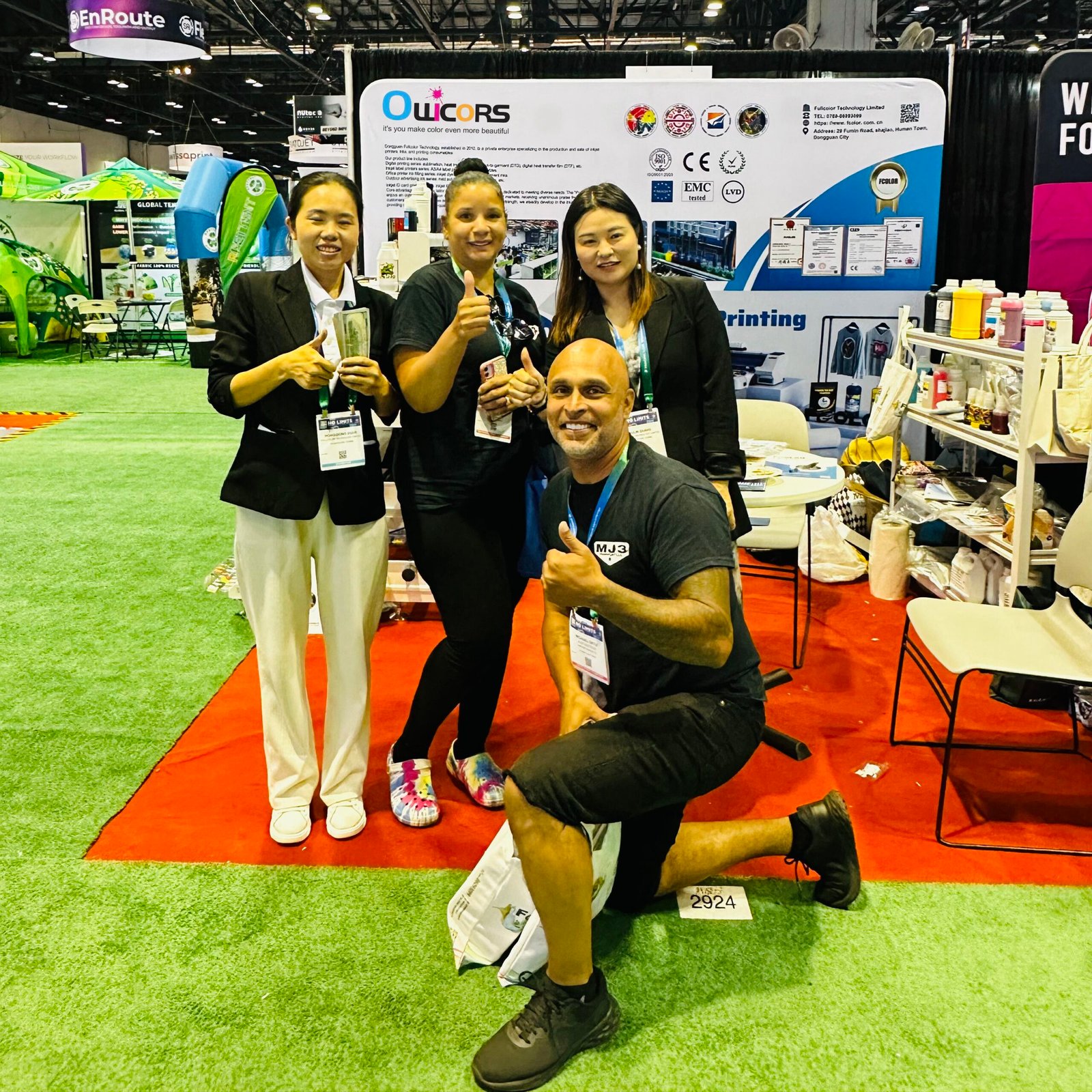 Group photo of customers 4