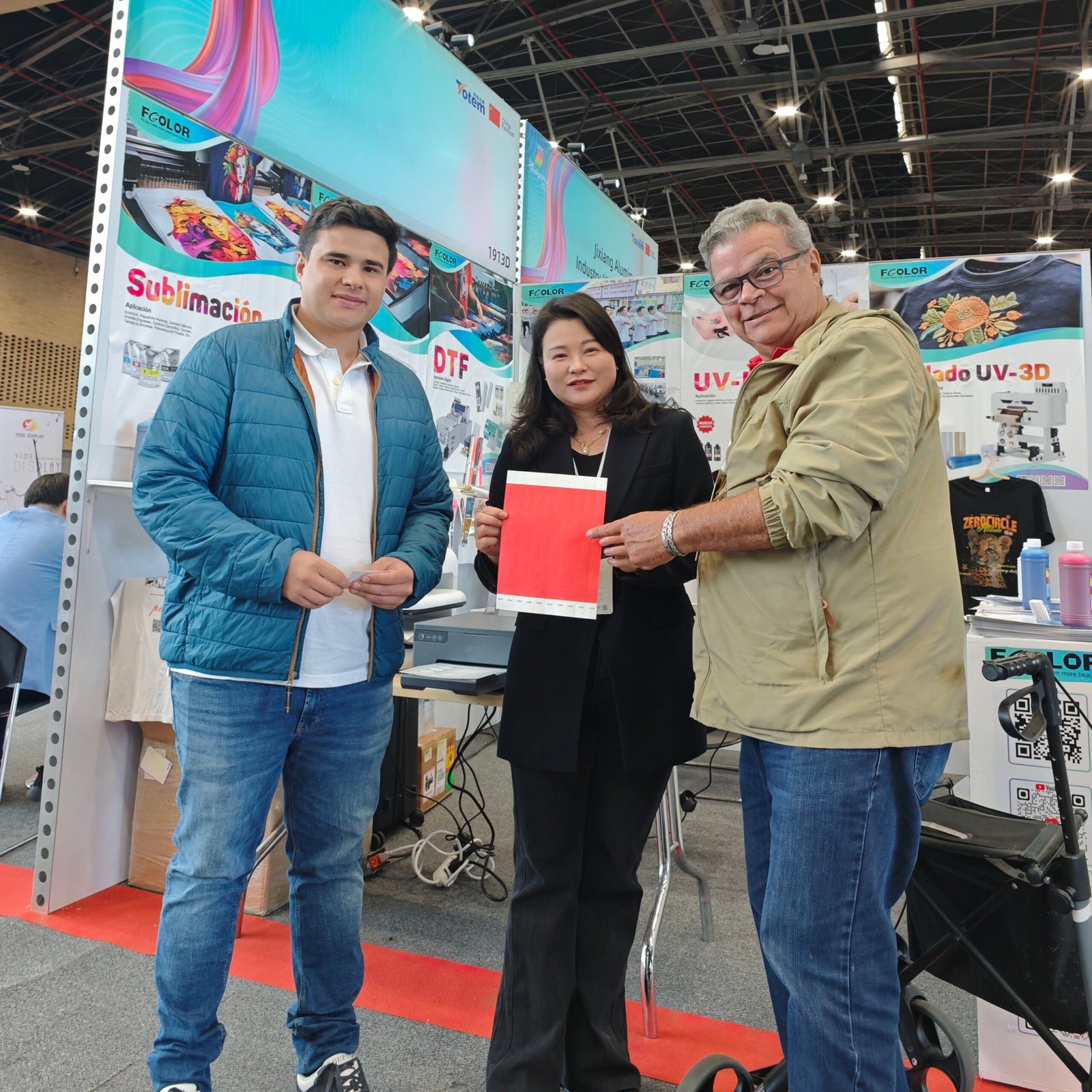 Group photo of customers 5