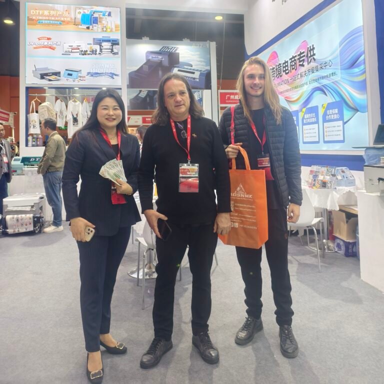 Group photo of customers 7