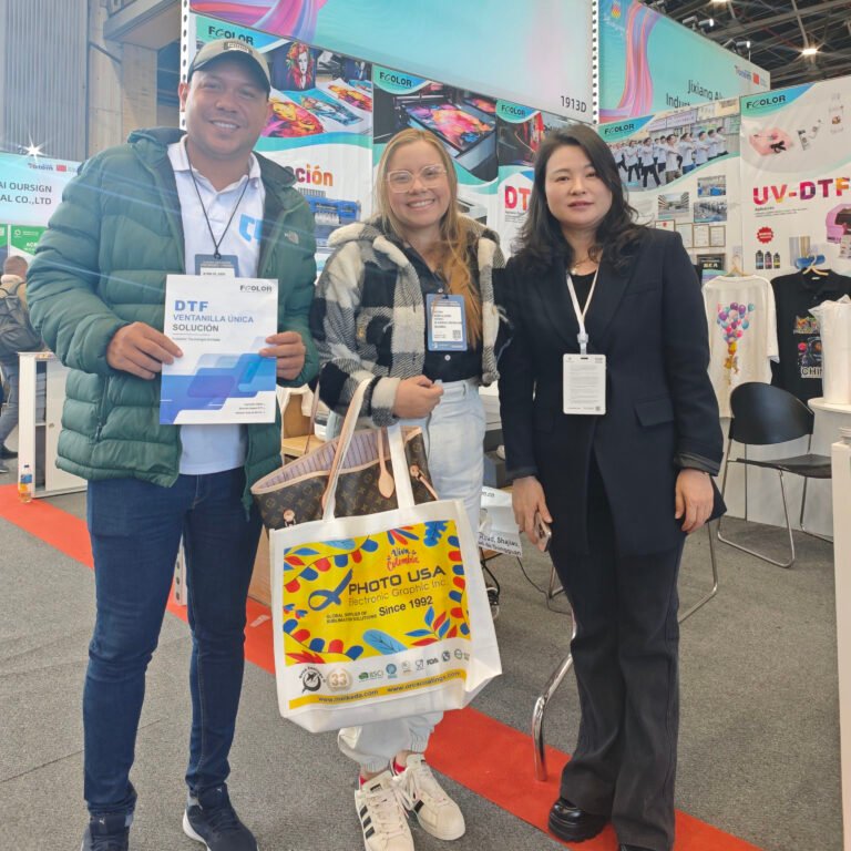 Group photo of customers 8