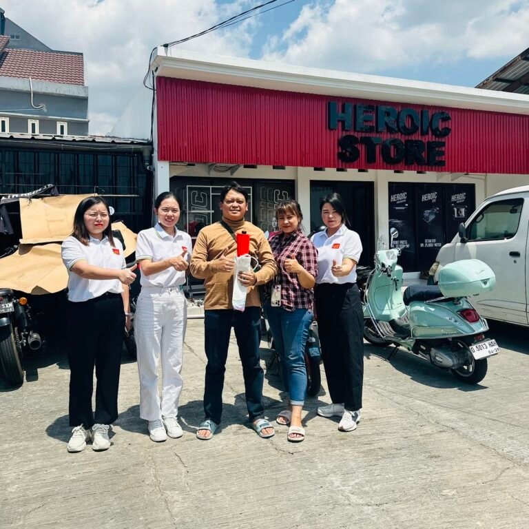 Group photo of customers 9